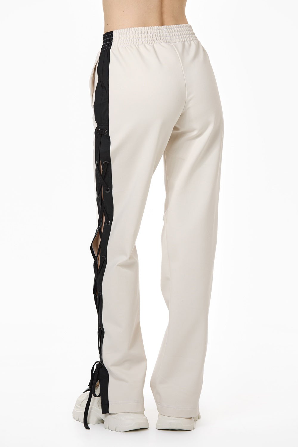 Pantaloni damă, alb-crem, viscoză premium, croială largă, detalii sport (bandă neagră pe laterale, șnur ajustabil).