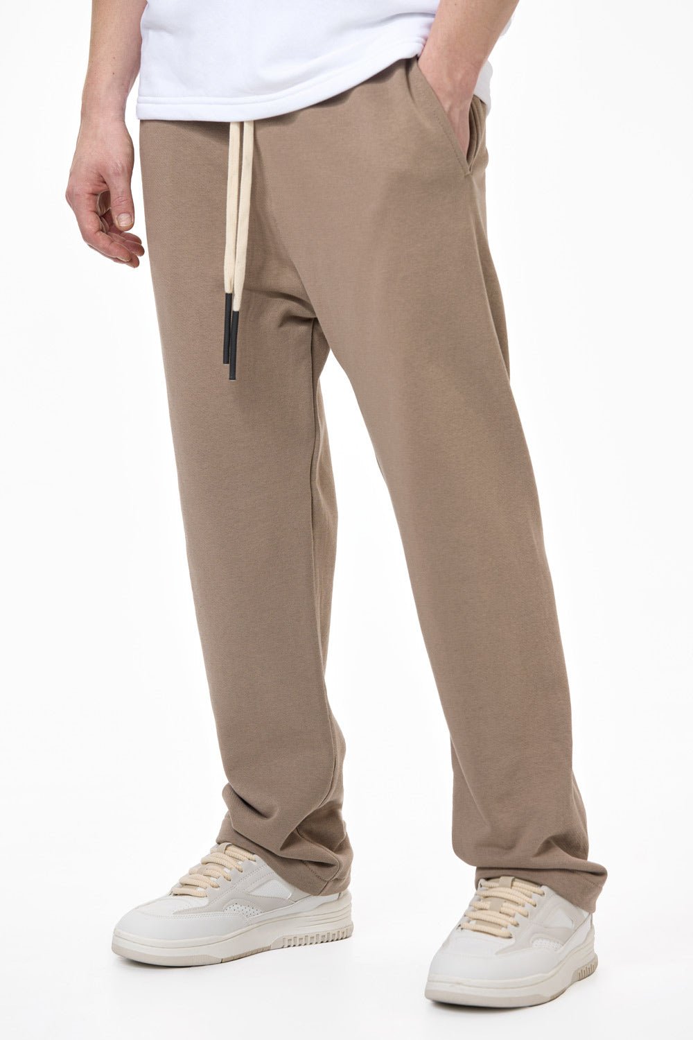 Pantaloni bărbați, bej, bumbac premium, croială dreaptă oversized, detalii practice (talie reglabilă, buzunare frontale).