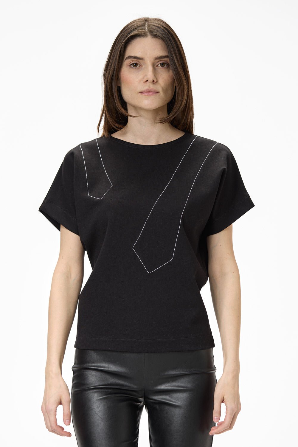 Tricou damă, negru, viscoză premium, croială oversized, detalii elegante (cusături contrastante).