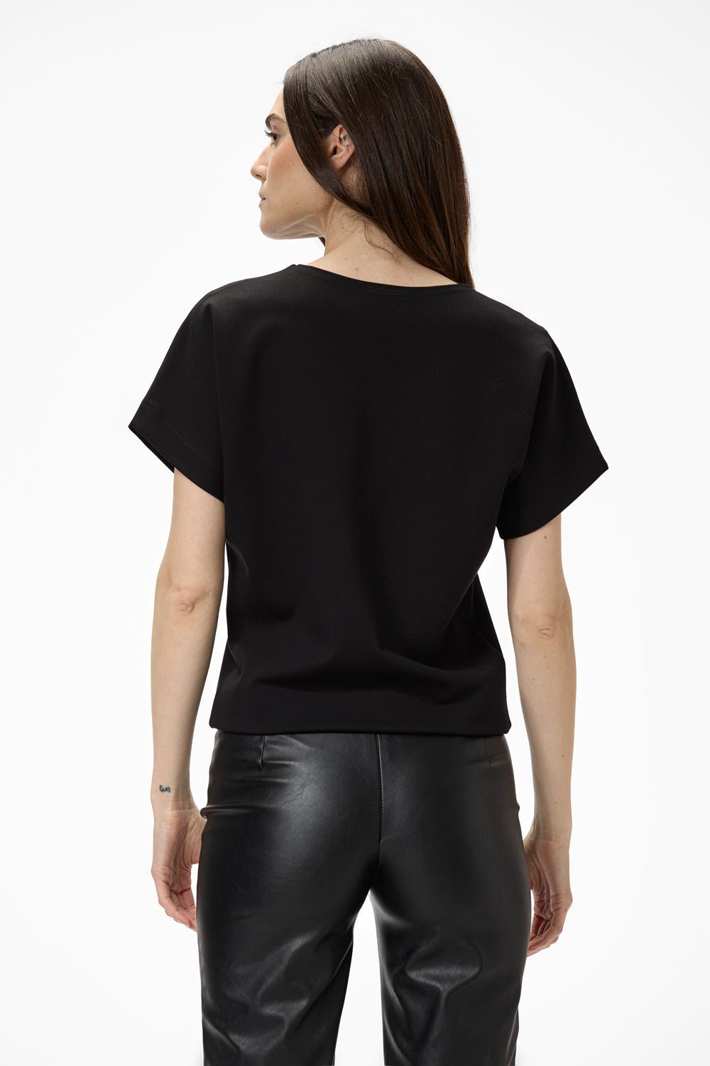 Tricou damă, negru, cusut, viscoză premium, croială oversized, detalii elegante (cusături contrastante).