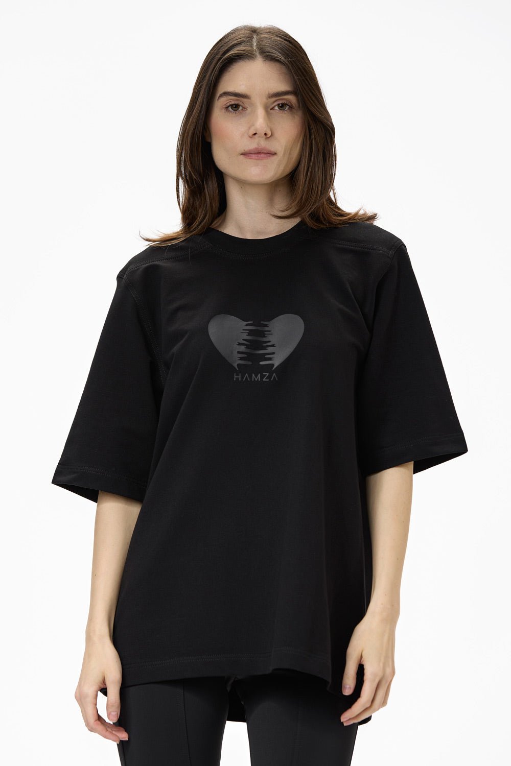 Tricou damă, negru, imprimeu Heart, bumbac premium, croială oversized, detalii (cusătură decorativă, imprimeu ton în ton).