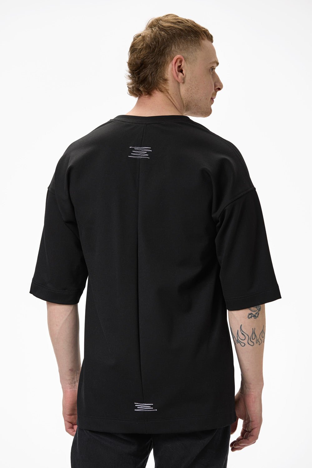 Tricou negru pentru bărbați brodat "V" de la Atelier Hamza, din VIS 70%, PA 25%, EL 5%, textură moale, confort maxim