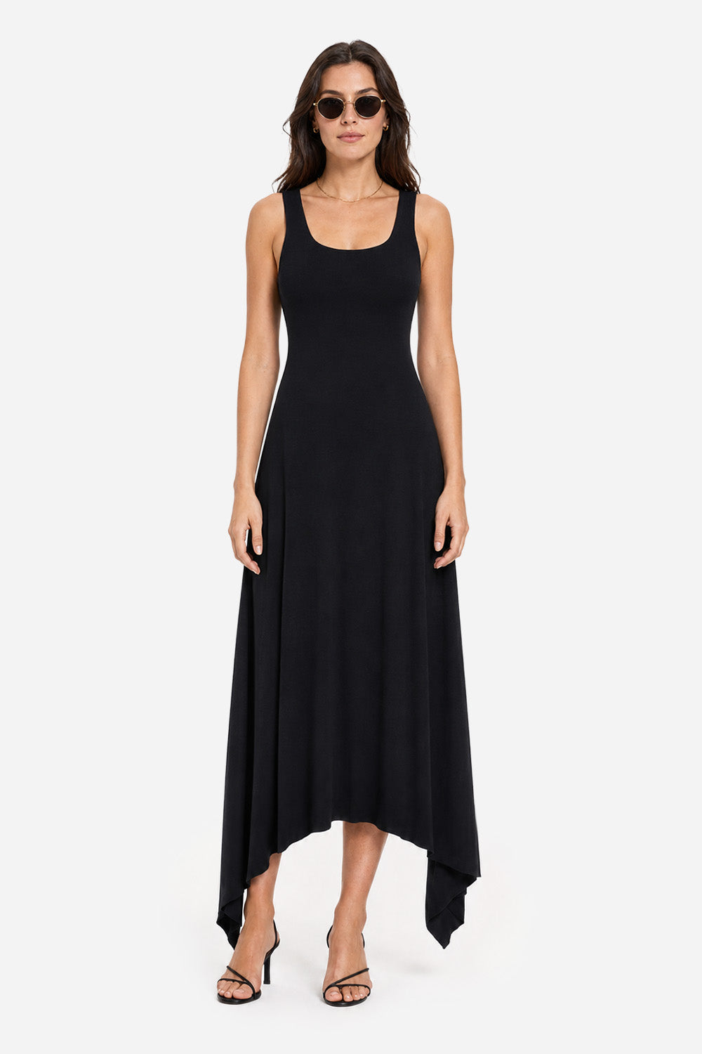Model poartă rochie femei neagră asimetrică din vâscoză, vedere full-body.
