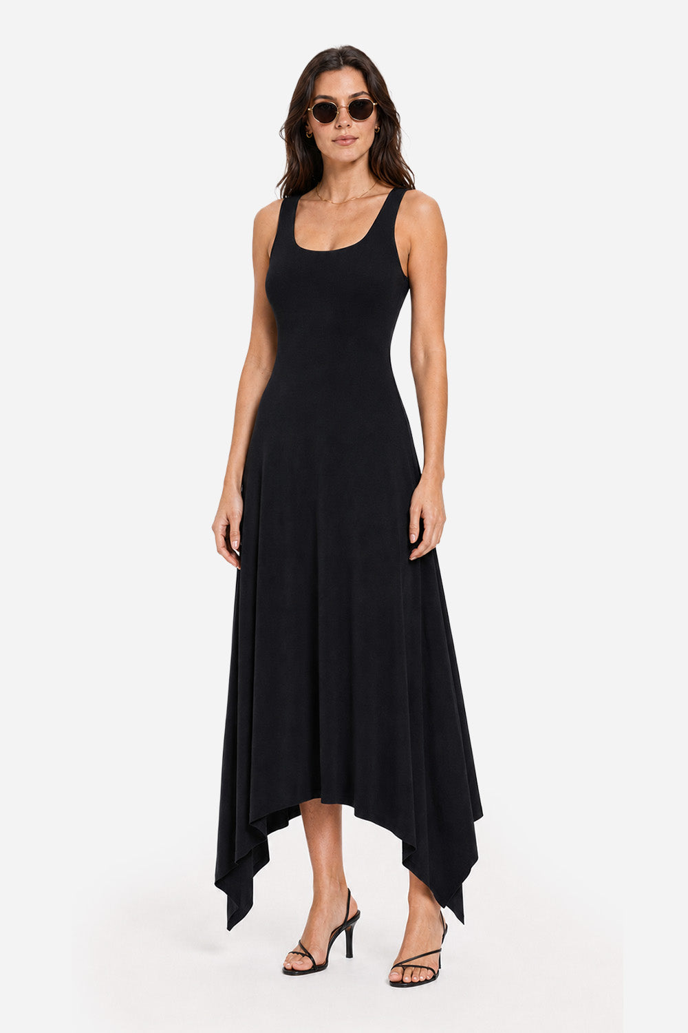 Model poartă rochie femei neagră asimetrică din vâscoză.
