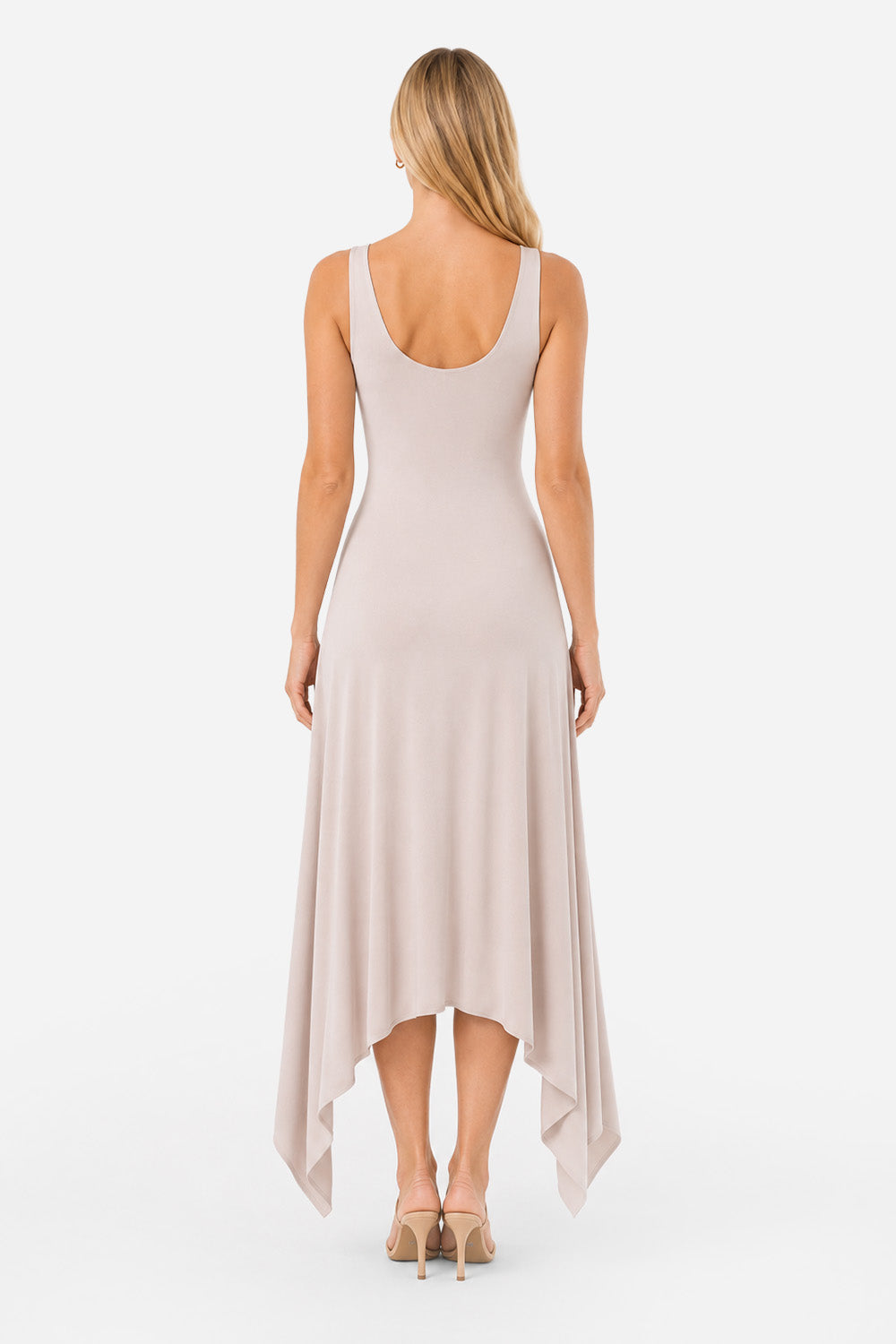 Model poartă rochie femei crem asimetrică din vâscoză, vedere din spate.