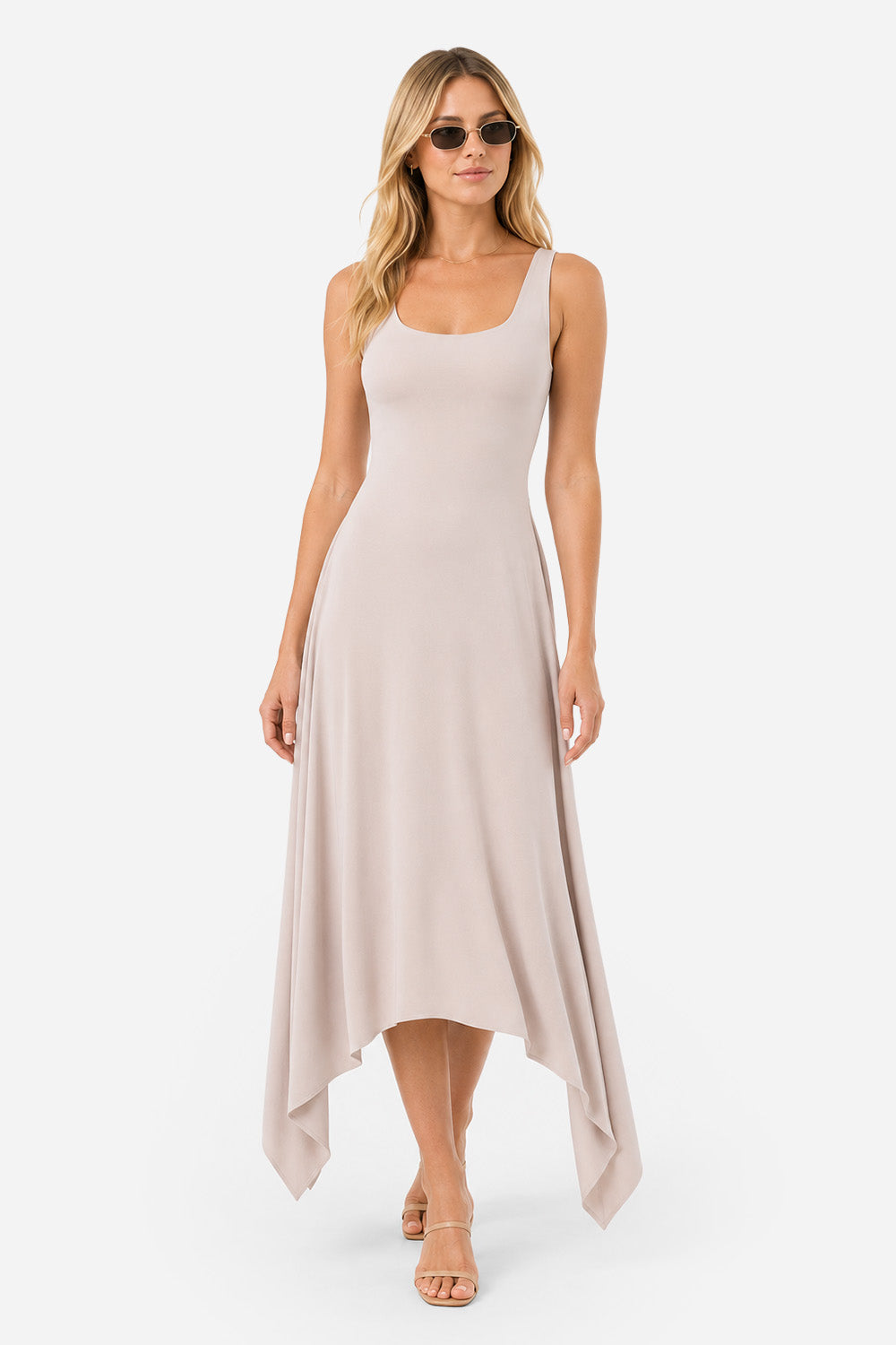 Model poartă rochie femei crem asimetrică din vâscoză cu decolteu pătrat.