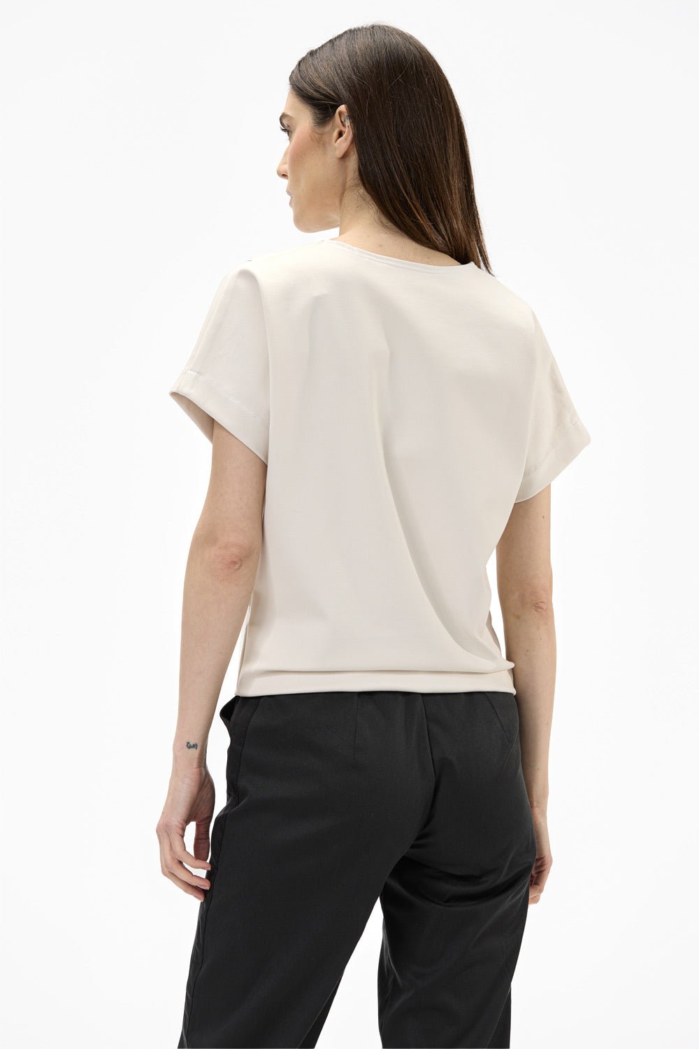 Tricou damă, alb-crem, viscoză premium, croială oversized, detalii elegante (cusături contrastante).
