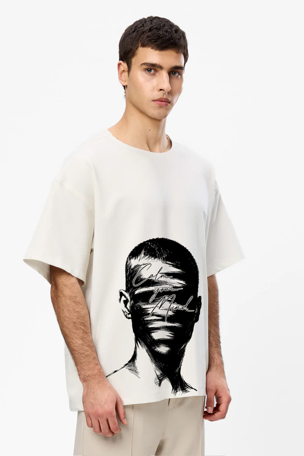 Vedere frontală din trei sferturi a unui model purtând tricoul oversized Calm Your Mind Off-White pentru bărbați