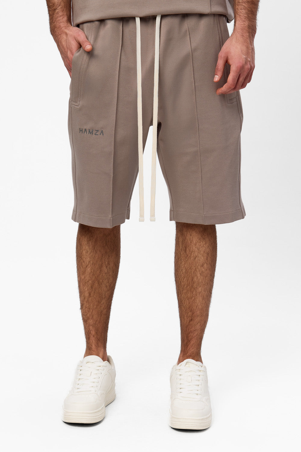 Pantaloni scurți bărbați bej taupe din vâscoză purtați de model, vedere din față