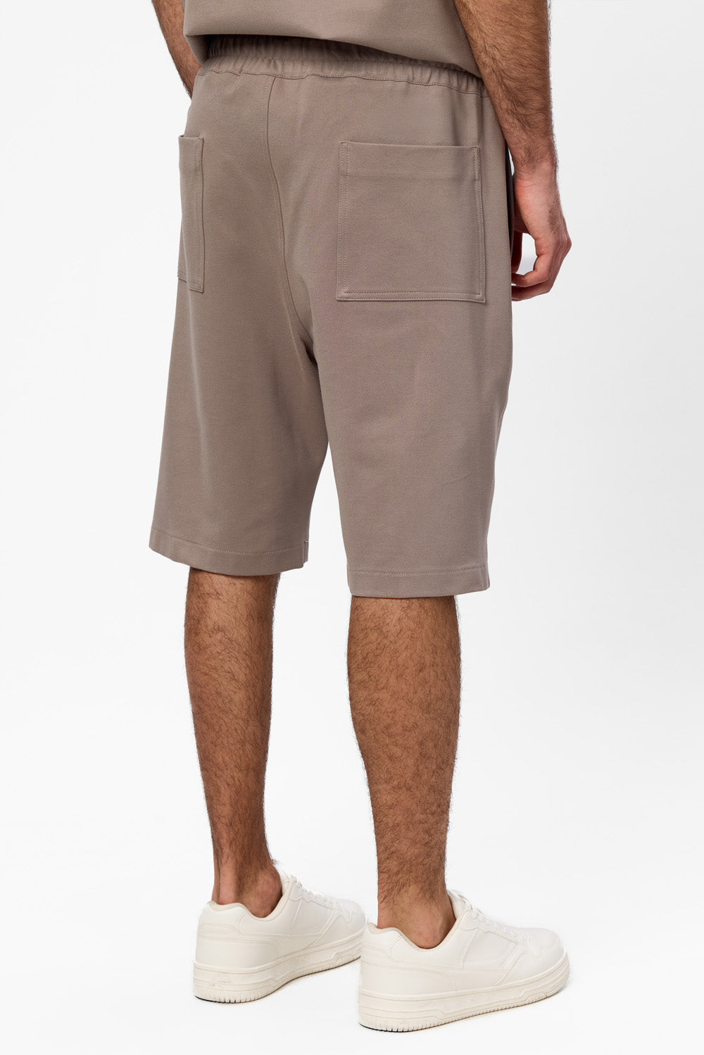 Pantaloni scurți bărbați bej taupe din vâscoză purtați de model, vedere din spate