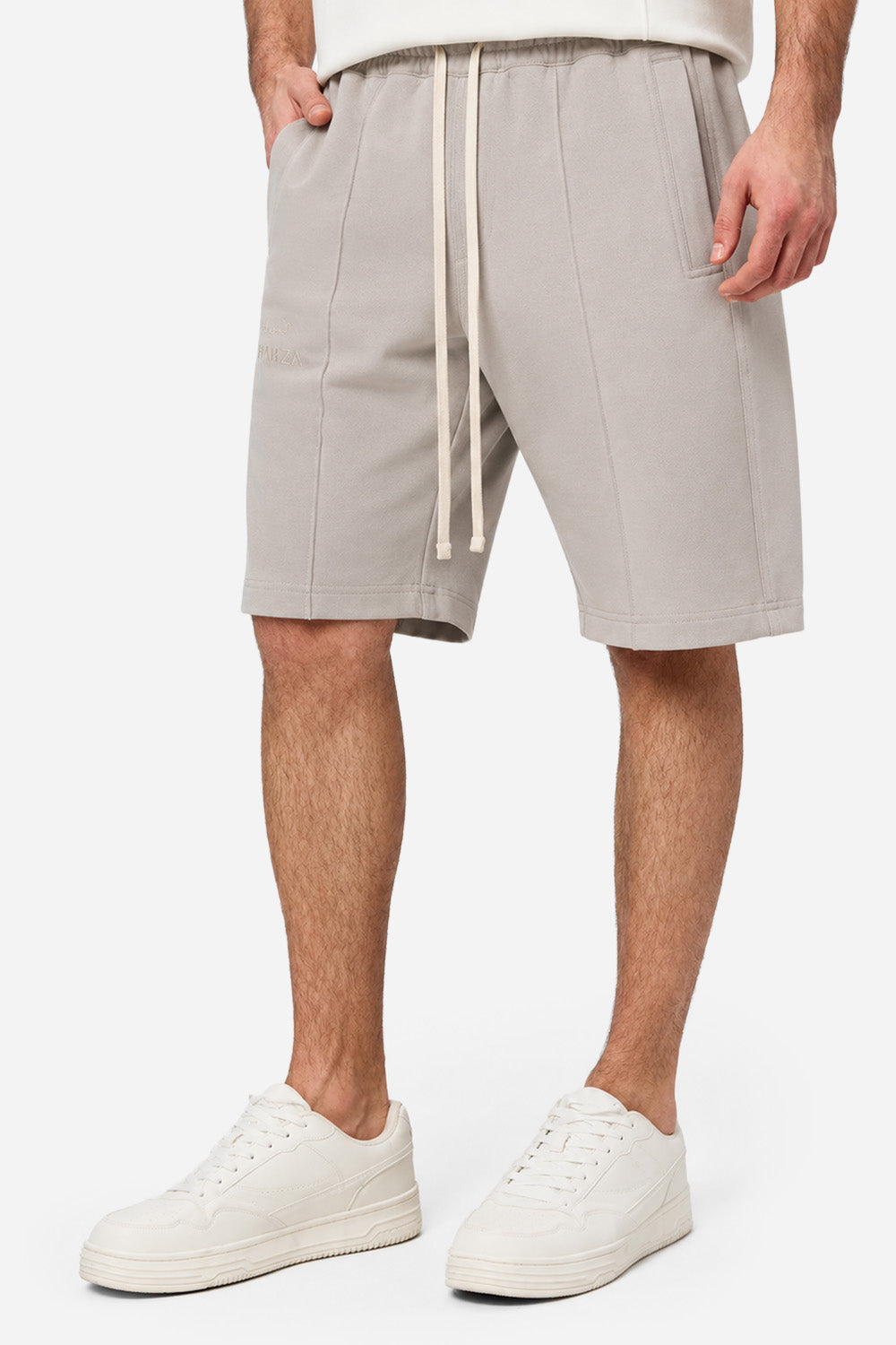 Pantaloni scurți bărbați Vanilla din vâscoză purtați de model, vedere laterală