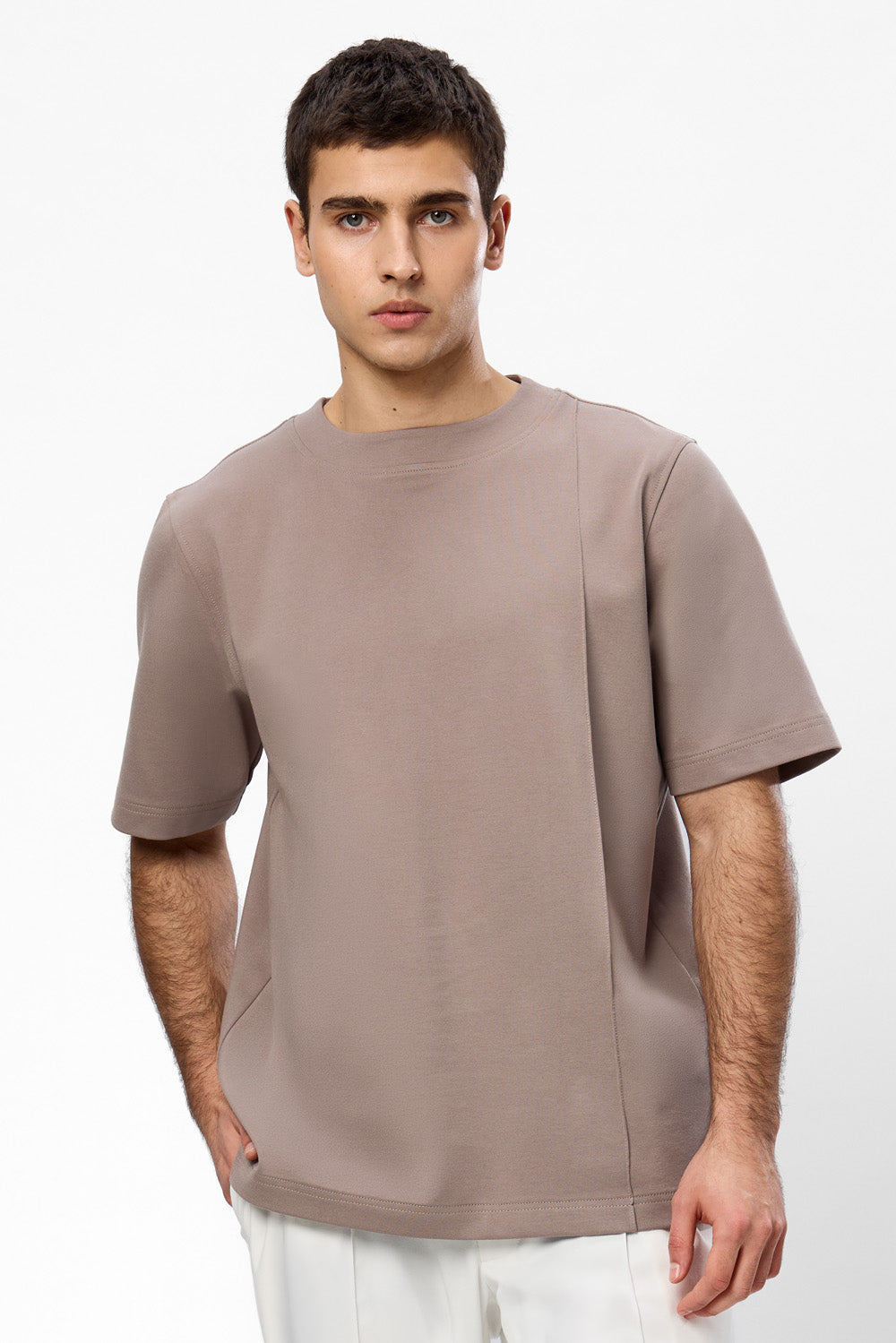 Tricou bărbați bej taupe din vâscoză purtat de model, vedere din față
