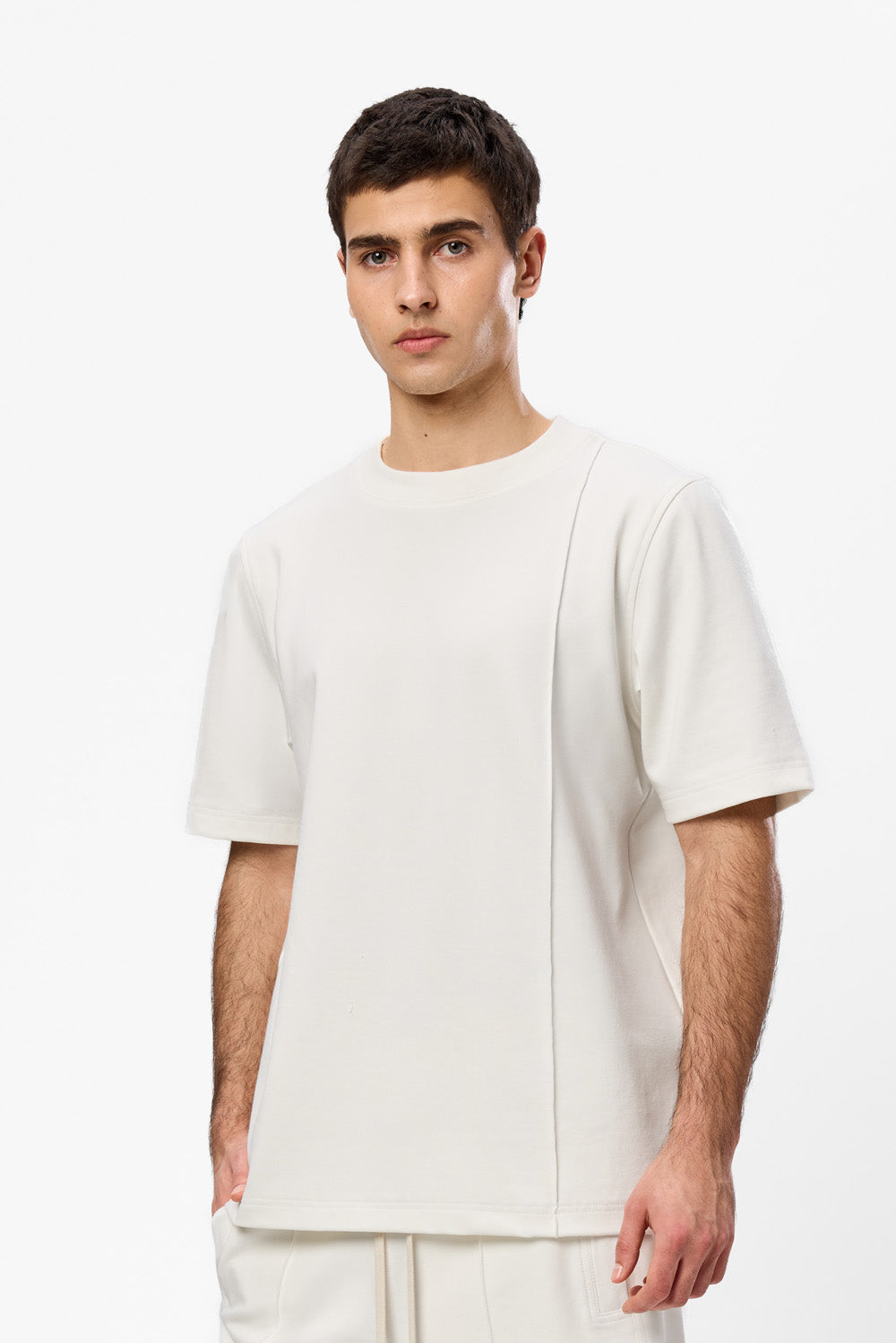 Tricou bărbați Off-White din vâscoză purtat de model, vedere din față