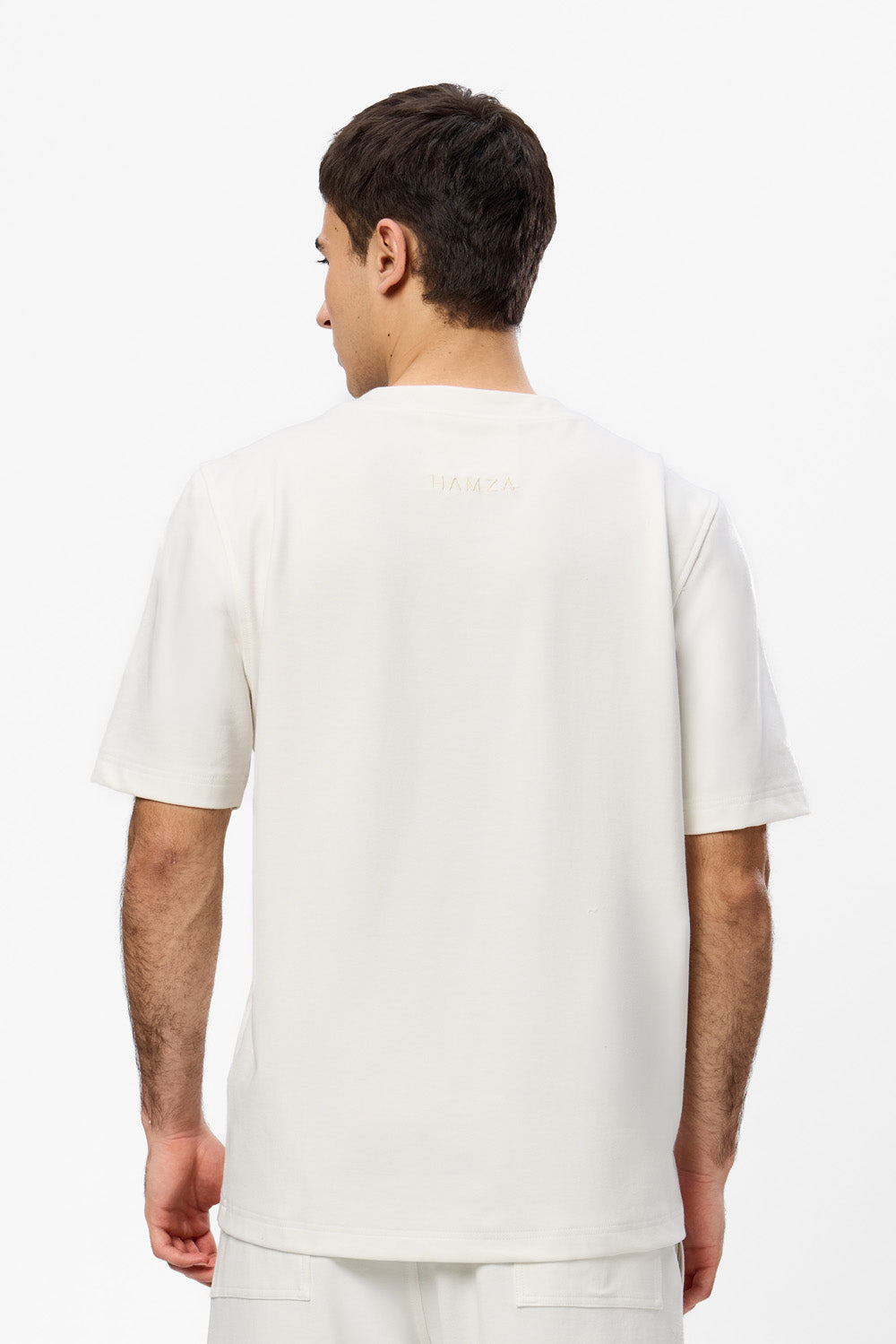 Tricou bărbați Off-White din vâscoză purtat de model, vedere din spate
