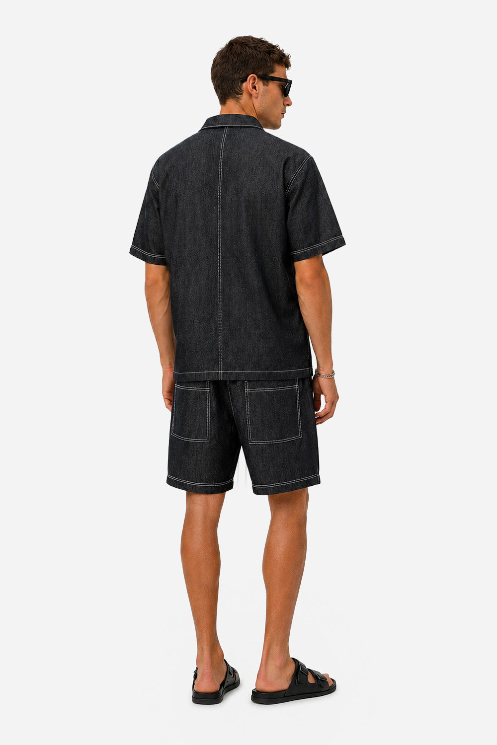 Cămașă bărbătească din denim negru din bumbac, purtată de un model masculin, vedere din spate