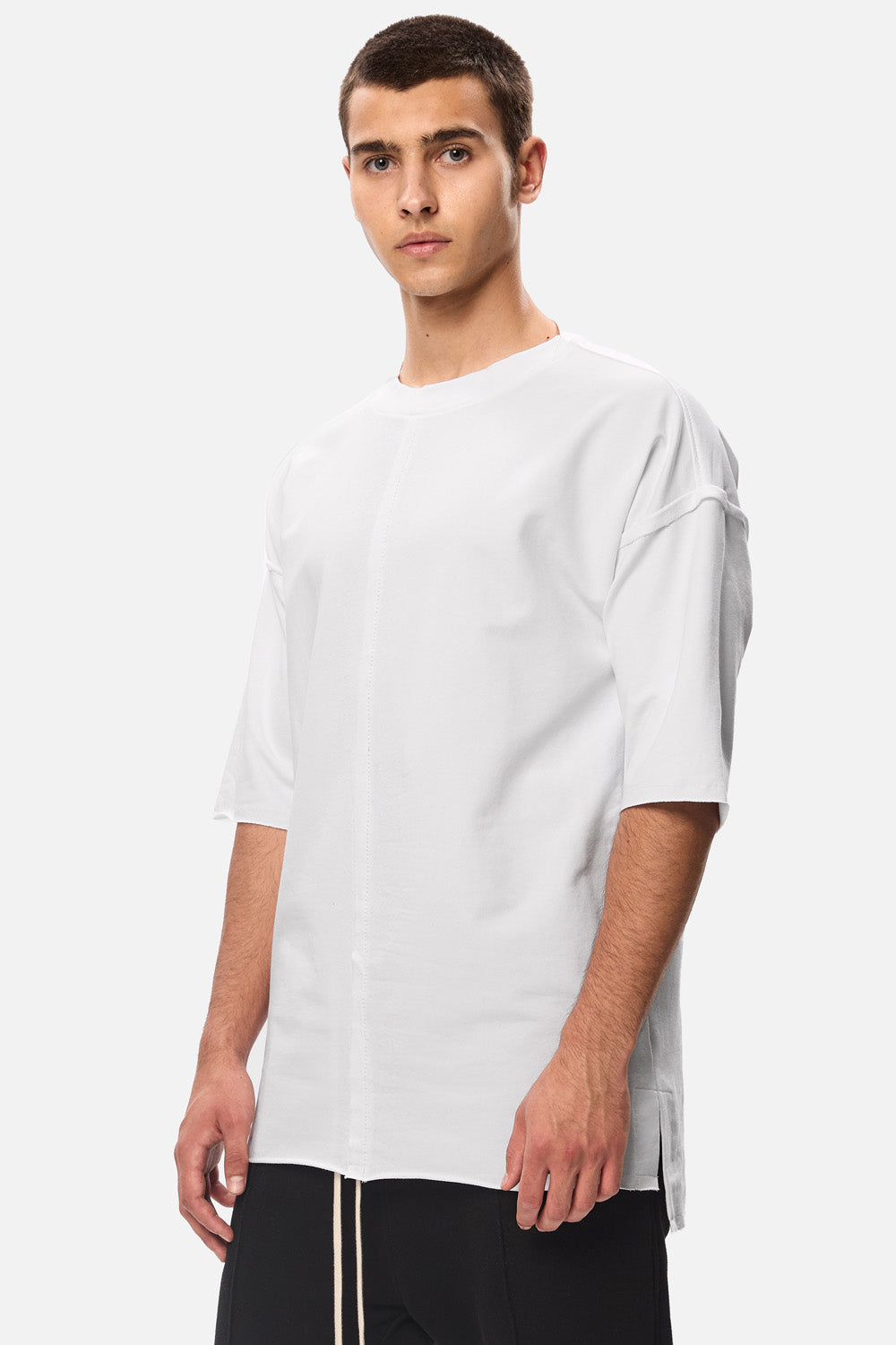 Tricou alb oversized Lisabona pentru bărbați, confecționat din bumbac moale, ideal pentru ținute casual.