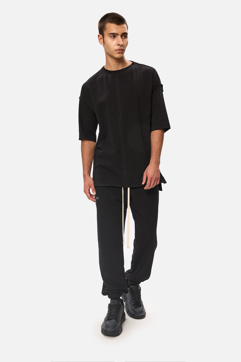 Tricou negru oversized Lisabona pentru bărbați, confecționat din bumbac moale, ideal pentru ținute casual.