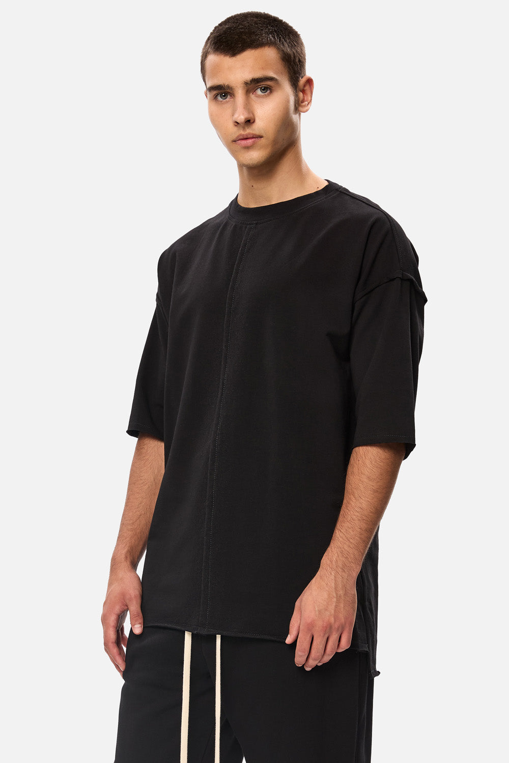 Tricou negru oversized Lisabona pentru bărbați, confecționat din bumbac moale, ideal pentru ținute casual.