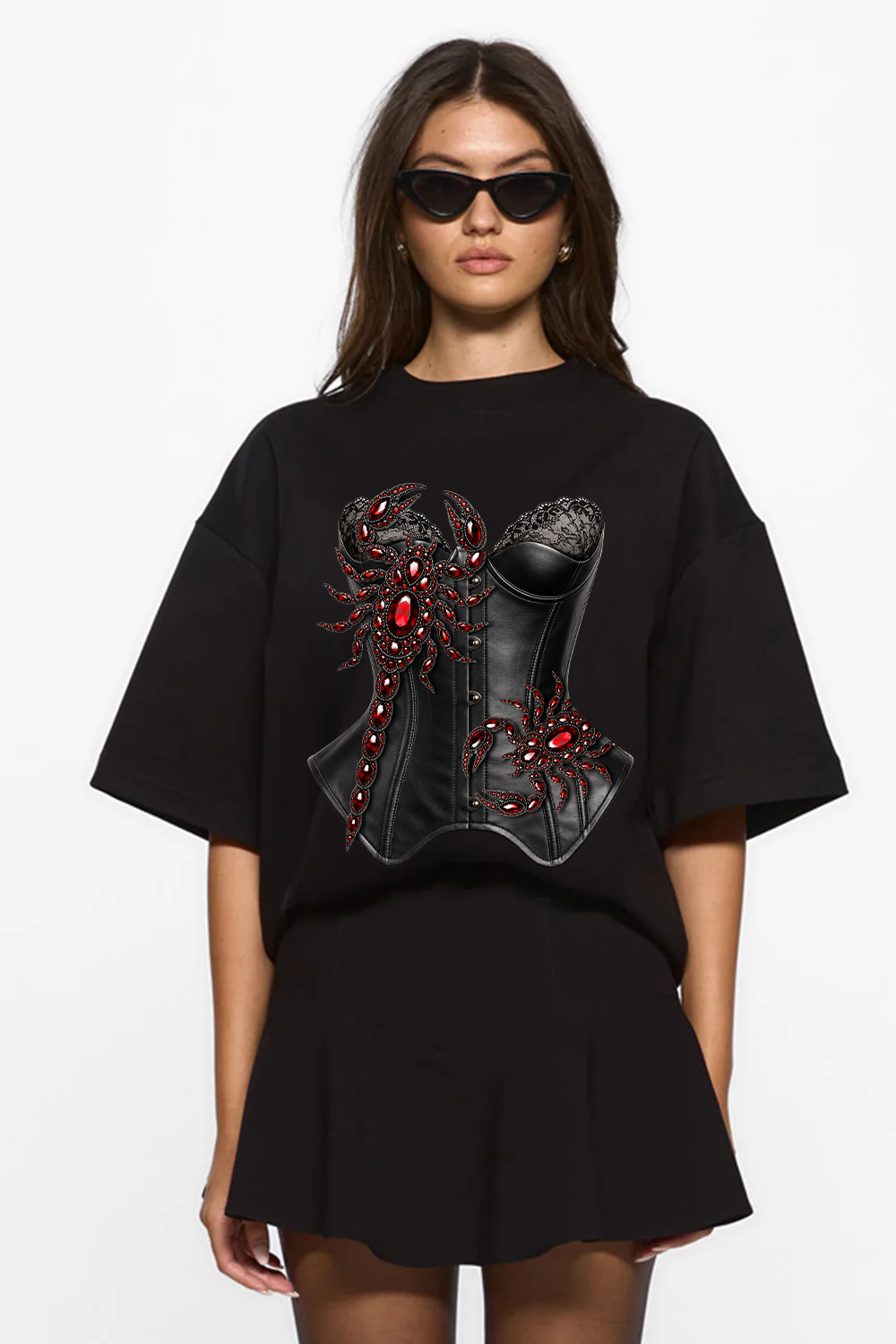 Tricou oversized damă negru din vâscoză cu imprimeu frontal și mâneci clopot, purtat de un model feminin, vedere din față